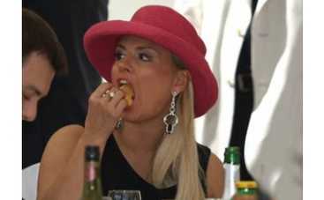 Анна Семенович стремительно толстеет