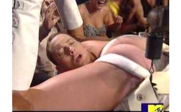 Саша Барон Коэн сел на Эминема голым задом