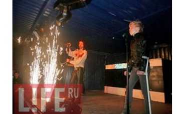 Вокалист Quest Pistols выступил с костылями