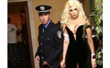 Окровавленную и избитую Светлану Вольнову посадили  в клетку