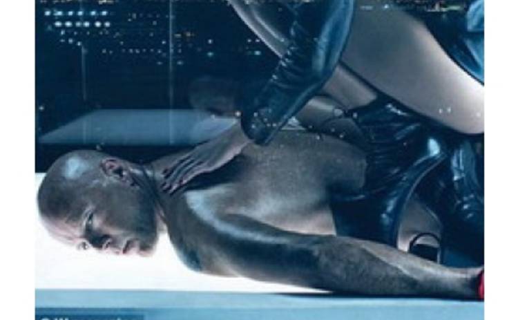 Брюс Уиллис играет с женой в садо-мазо