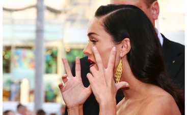 Меган Фокс стала в позу