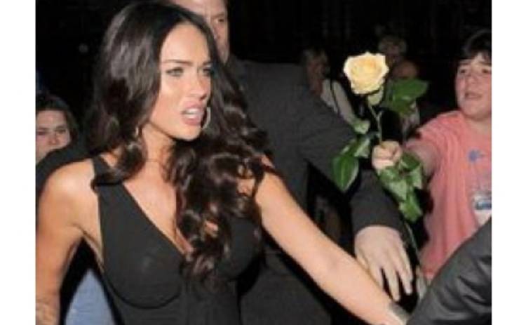 Меган Фокс ищет парня с желтой розой