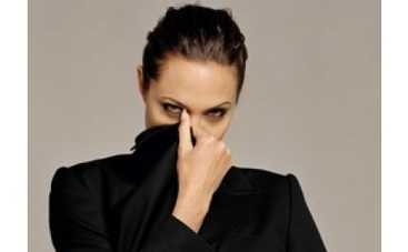 Почему Джоли не показывает близнецов