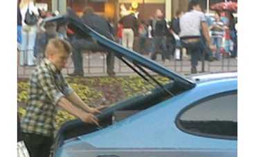 Никита из "Quest Pistols" отремонтировал старое авто в центре Киева