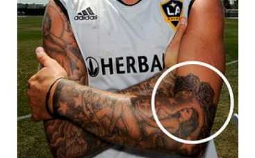 Дэвид Бэкхем подарил жене розы на своем теле