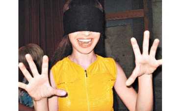 Ксения Симонова рисует с завязанными глазами [ВИДЕО]