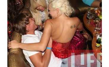 Жена рыжего Иванушки устроила секс-шоу для известного российского хоккеиста