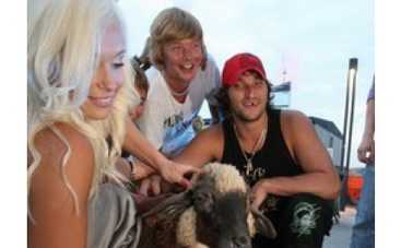 Пьяных гостей рыжего "Иванушки" разгоняла  милиция