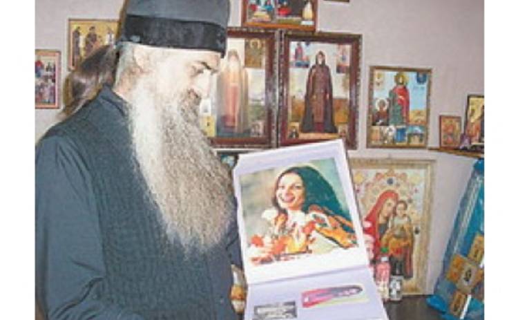 Черновицкий священник собрал альбом редких фото Софии Ротару