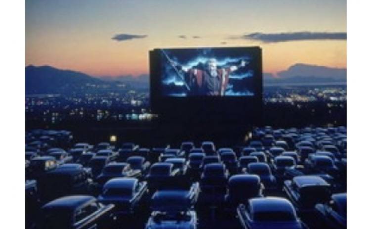 В Киеве открыли автомобильный кинотеатр