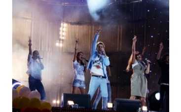 Концерт "фабричных" звезд окончился сорванными голосами зрителей