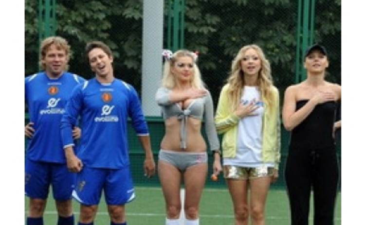 Звезды украинского шоу-биза сыграли в футбол с блондинками