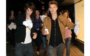 Дантес и Олейник расклеивают по ночам объявления