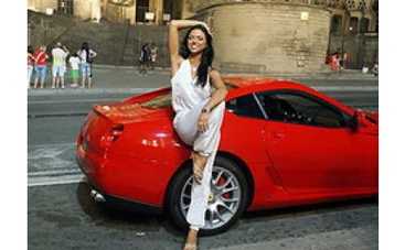 "НеАнгелу" Вике незнакомец подарил красный Ferrari