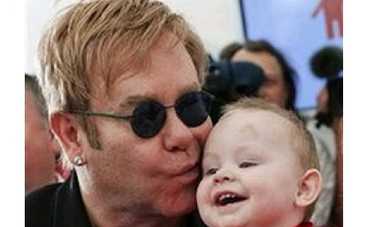 Украинские власти запретили Элтону Джону усыновить ребенка