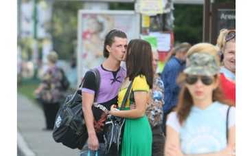 Алина Гросу сбежала от охраны, чтобы поцеловаться на остановке