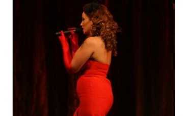 Анфиса Чехова отметила театральный дебют распитием водки на сцене