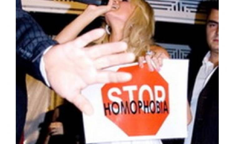 Пэрис Хилтон попросила защищать геев и лесбиянок