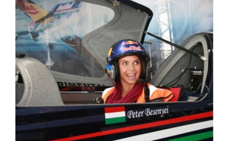 Лилия Подкопаева прокатилась на гоночном самолете