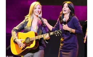 Лиза Кудроу спела на благотворительном вечере