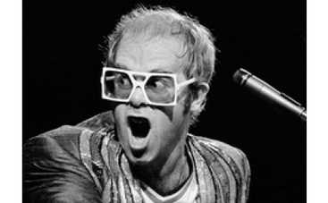 Элтон Джон усыновит африканского ребенка