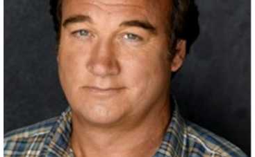 Брук Шилдс и Джим Белуши на самолете врезались в автомобиль