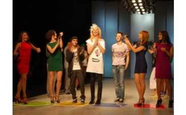 "REAL O" нарядили Бориса Апреля в платье невесты