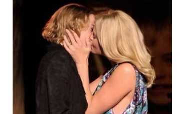 Шарлиз Терон продала себя женщине за 140 тысяч