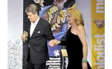 Катрин Денев отведала сало, а Ван Дамм прокатится по всей Украине