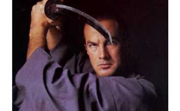 Стивен Сигал дарит критикам бронежилеты