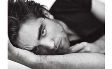 Роберт Паттинсон ходит в грязных костюмах