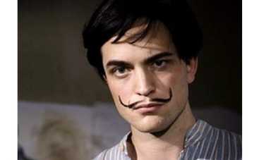 Роберт Паттинсон в образе Дали будет мастурбировать, глядя на Гарсию Лорку