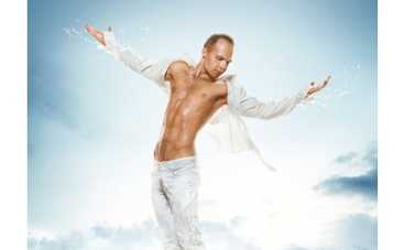 Экс-фабрикант записывает песню с африканским хором