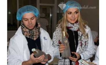 Андре Тан и Ольга Сумская устроились на водочный завод