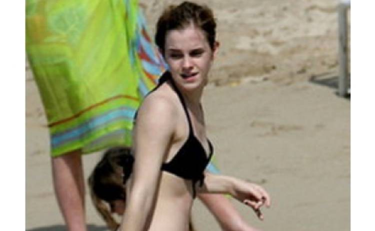 Эмма Уотсон показла грудь на пляже