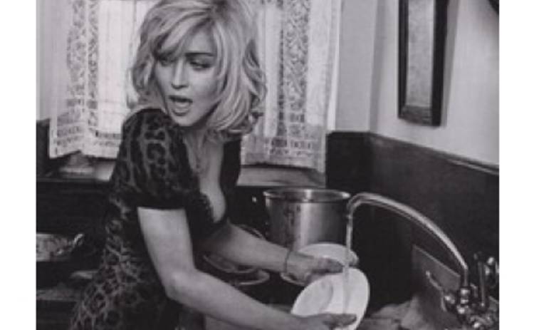 Мадонна устроилась посудомойкой