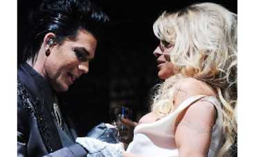 Памела Андерсон в новогоднюю ночь устроила стриптиз