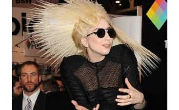 Lady GaGa устроилась на работу в "Polaroid"