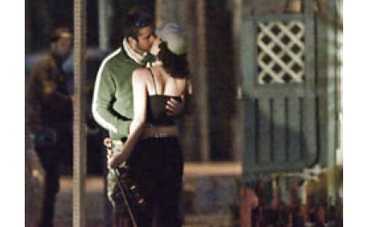 Джерард Батлер соблазнил скрипачку на улице