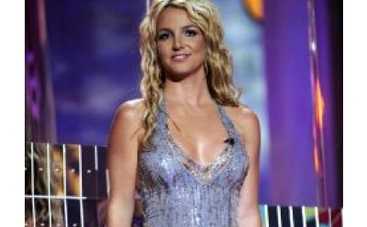 Ради гаитян Бритни Спирс распродает гардероб, а Робби Уильямс возвращается в Take That