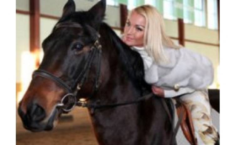 Анастасия Волочкова встретила день рождения на коне