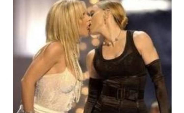 Поцелуй Мадонны и Бритни Спирс признан лучшим поцелуем десятилетия