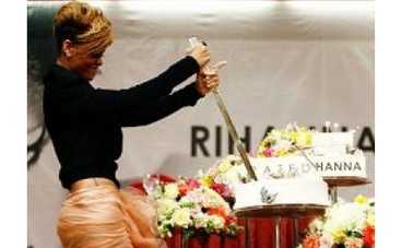 Рианна разрезала именинный торт боевым мечом