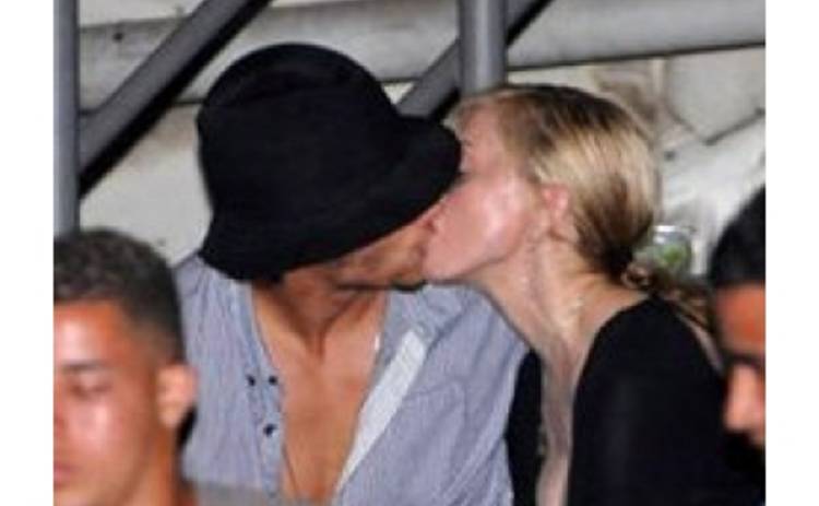 Бразильский любовник впервые поцеловал Мадонну на публике