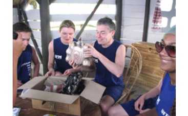 Константин Грубич задаривает соперников подарками