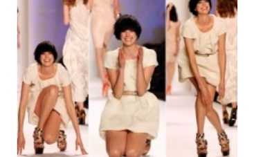 Супермодель Агнесс Дейн дважды упала на подиуме [ВИДЕО]