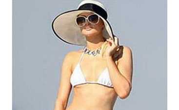 Пэрис Хилтон продемонстрировала плоскую грудь