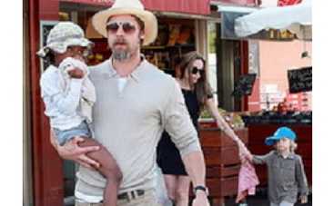 Брэд Питт нянчится с детьми, пока Джоли зажигает с Деппом