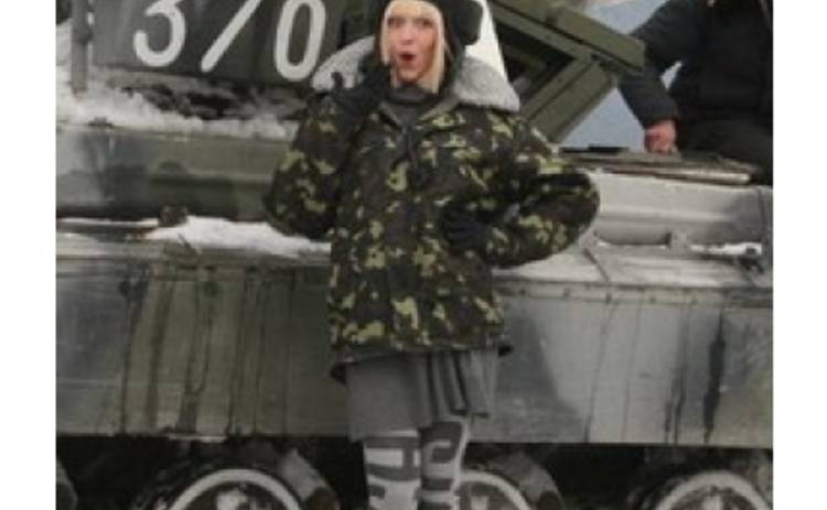 Оля Полякова готовится к поездкам по Киеву на розовом танке
